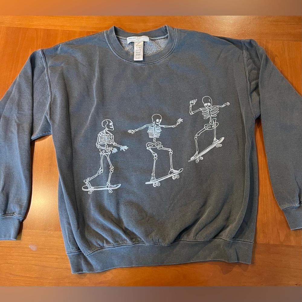Black Skeleton Urban Outfitters crewneck, size s/m